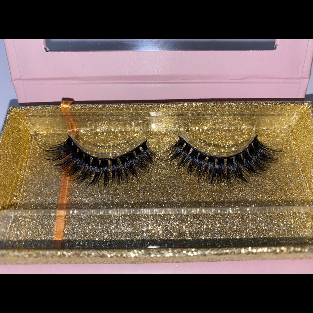 Lashes - Picture 2 of 3